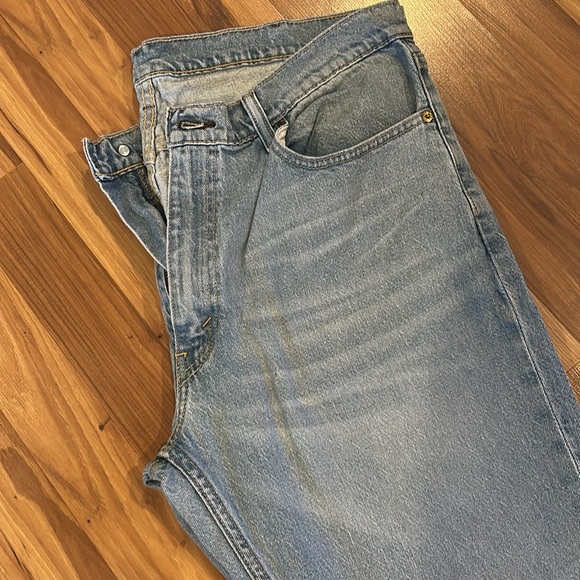 Light wash Levi’s 559 size 38x30 - Picture 2 of 8